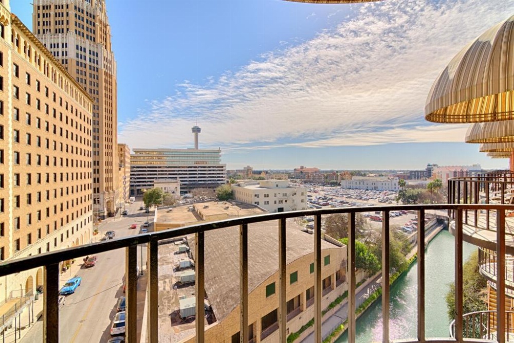 Riverwalk Plaza Hotel And Suites