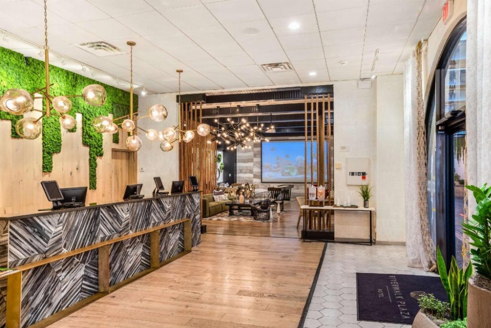 Riverwalk Plaza Hotel And Suites